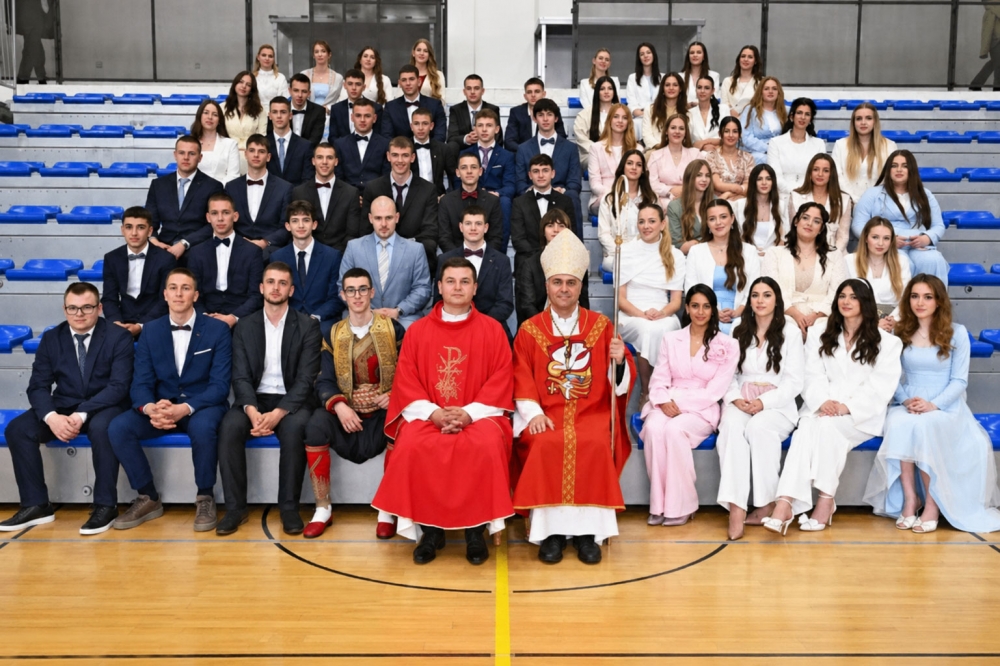 Biskup Glasnović krizmao 58 mladih Župe Mandaljena, slavlje Krizme održano u &scaron;kolskoj dvorani (FOTO)