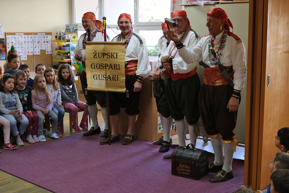 Tradicionalna ma&scaron;karana skupina "Župski gospari gusari" posjetila župski Dječji vrtić (FOTO)