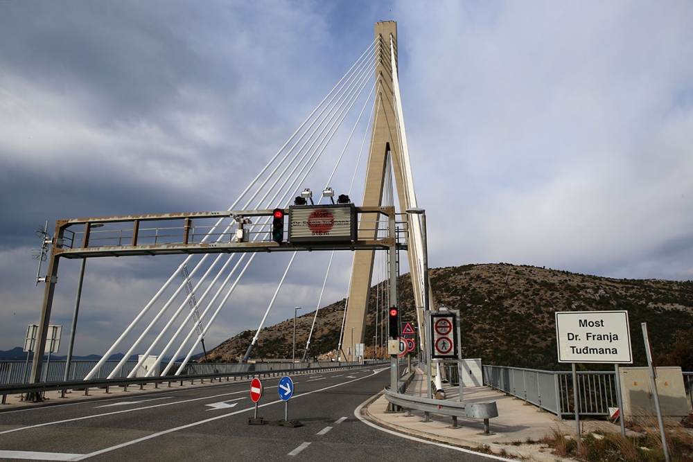 Zbog olujnog vjetra most dr. Franja Tuđmana zatvoren za sve skupine vozila