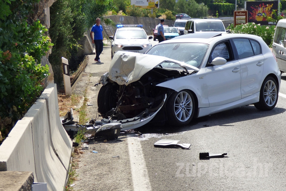 Prometna nesreća na magistrali između Zavrelja i Kostura; BMW udario u brdo i betonsku ogradu (FOTO)