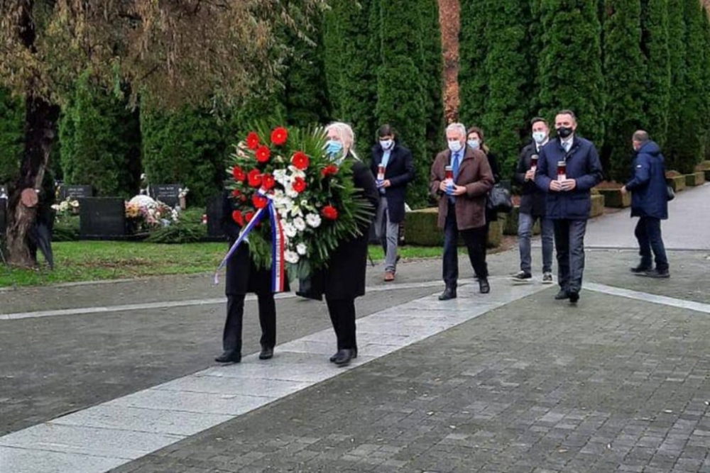 Dobroslavić i Marević položili vijenac u spomen na žrtve Domovinskog rata na Memorijalnom groblju u Vukovaru