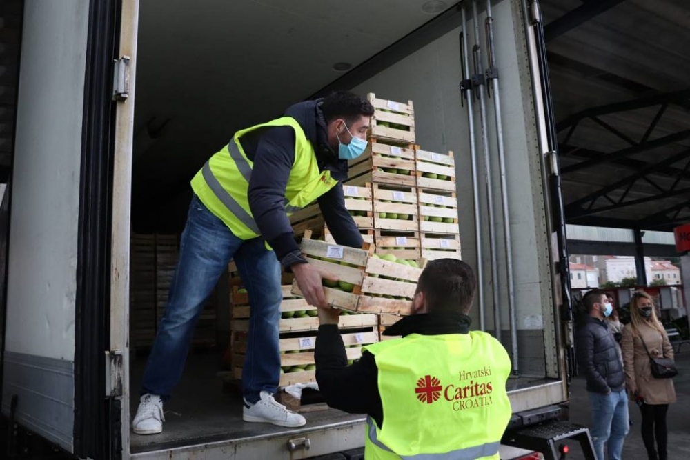 Deset tona jabuka iz donacije Vukovarsko-srijemske županije podijeljeno socijalnim i zdravstvenim ustanovama