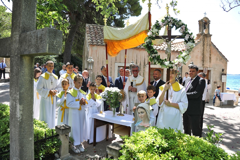 Korosante u Mlinima - Jedna od najljep&scaron;ih Tijelovskih procesija uz obalu (VIDEO)