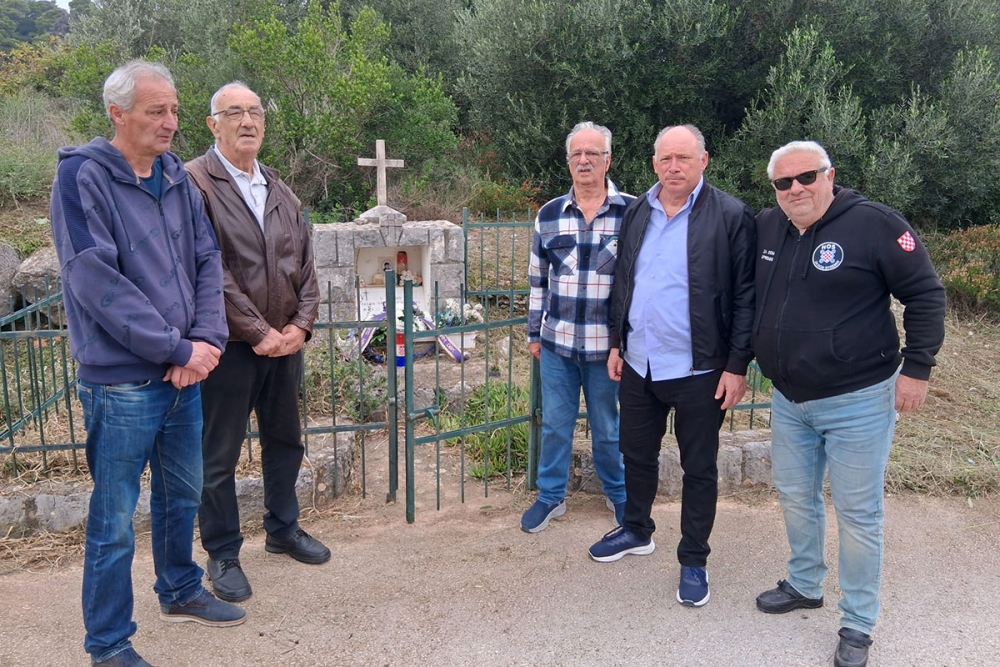 Udruga dubrovačkih branitelja HRM-a položila vijence na spomen obilježjima poginulima na Elafitskim otocima
