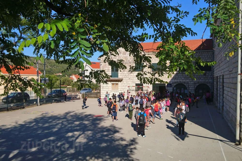 Počela &scaron;kolska godina; U klupe župske &scaron;kole sjelo 125 prva&scaron;ića, ove godine nažalost bez priredbe dobrodo&scaron;lice