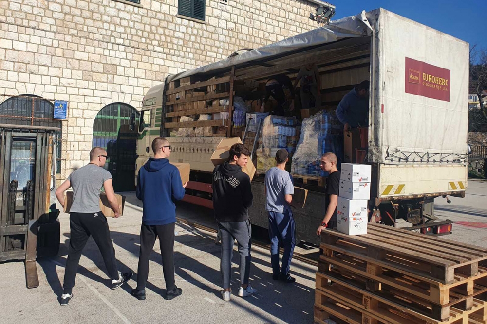 Prema Petrinji kreće kamion s humanitarnom pomoći prikupljenom u zgradi škole na Kantulama (FOTO)