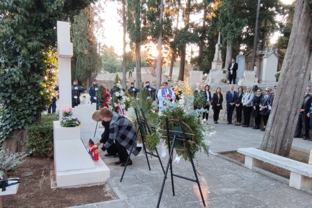 Povodom blagdana Svih svetih položeni vijenci na Boninovu i Domobranskom groblju