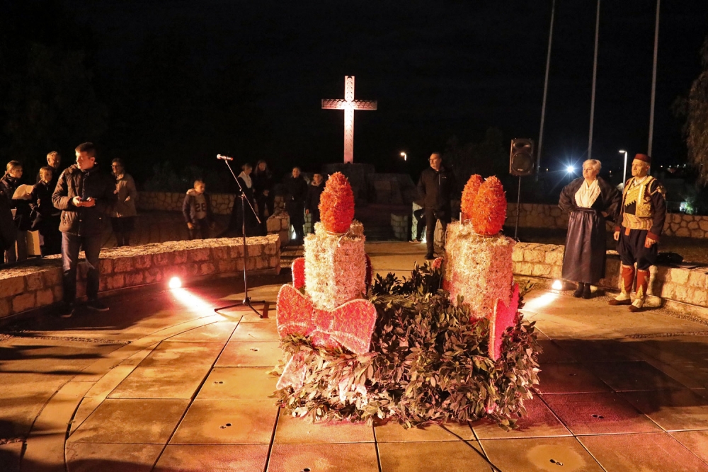 Paljenje druge adventske svijeće u Mandaljeni, priredba &bdquo;Sveti Nikola&ldquo; u izvedbi učenika župske &scaron;kole