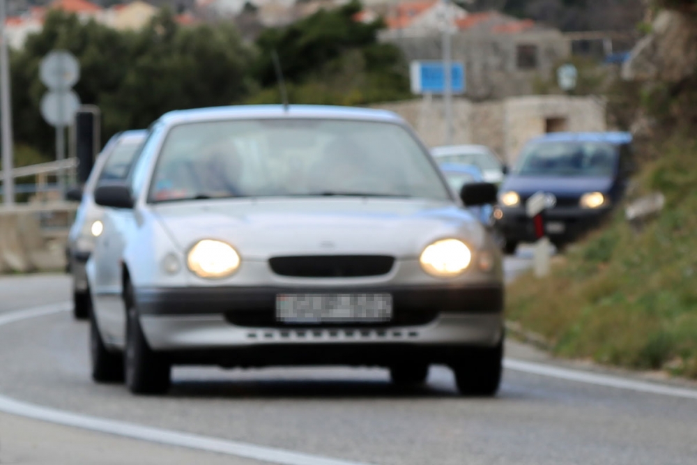 Od 1. studenoga danju za vrijeme vožnje morate imati upaljena dnevna ili kratka svjetla