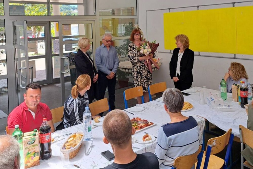 Opro&scaron;tajno druženje; U mirovinu oti&scaron;le učiteljice Stanka Krilanović i Marina Vojvodić i me&scaron;tar Ante Žutić