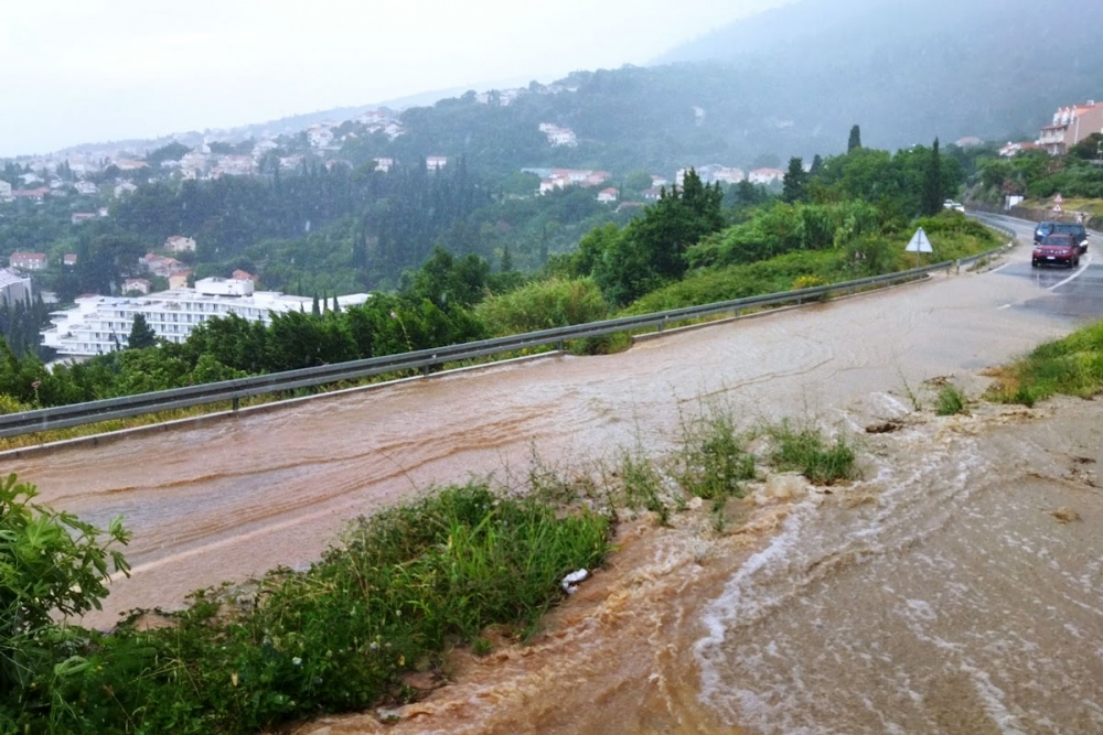 Za danas izdano narančasto upozorenje, očekuju se izraženi pljuskovi s grmljavinom i obilnim oborinama