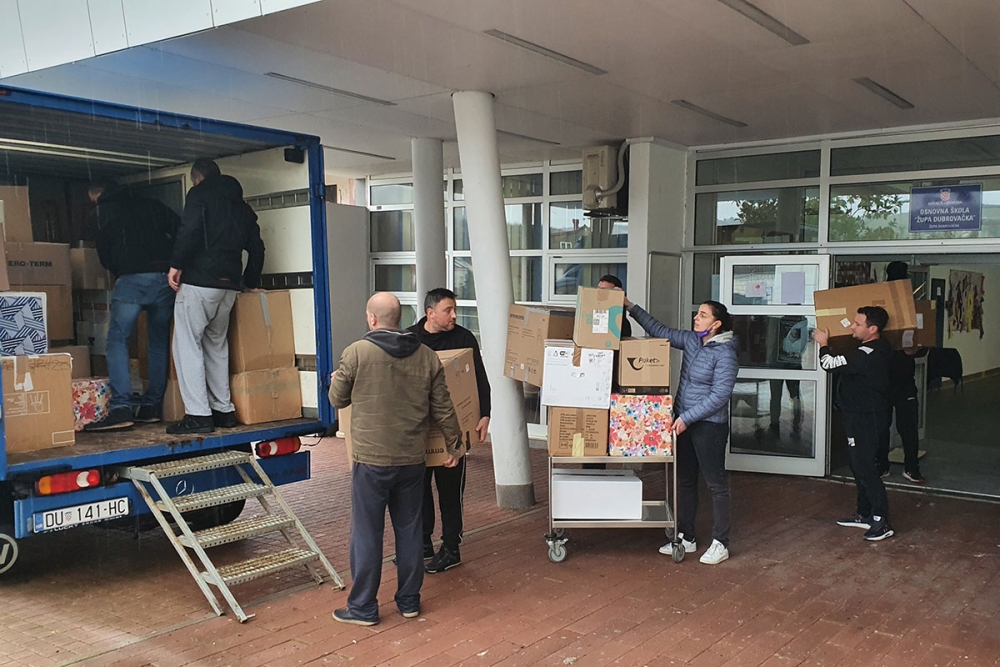 Humanitarna akcija O&Scaron; Župa dubrovačka - Ruka prijateljstva župskih učenika učenicima O&Scaron; Glina (FOTO)