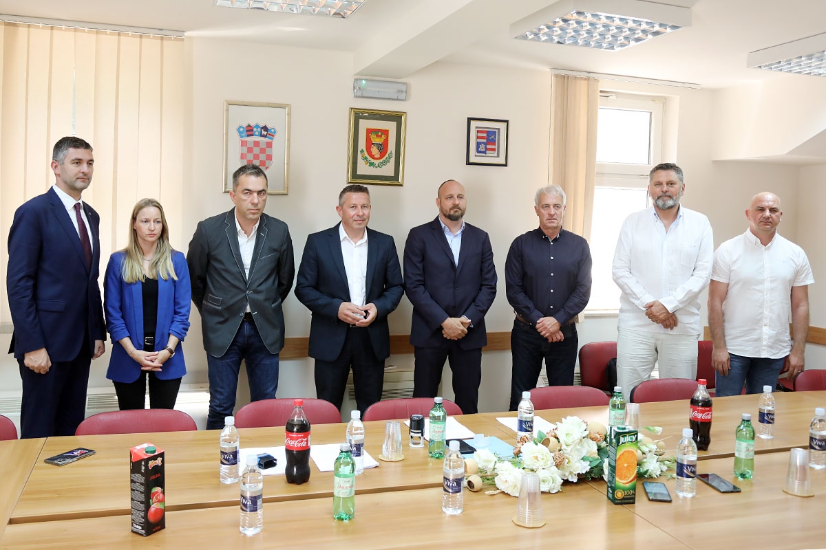 Potpisan ugovor za izgradnju grobnica i ispraćajnih objekata Groblja Dubac, izvođač tvrtka Trag (FOTO)