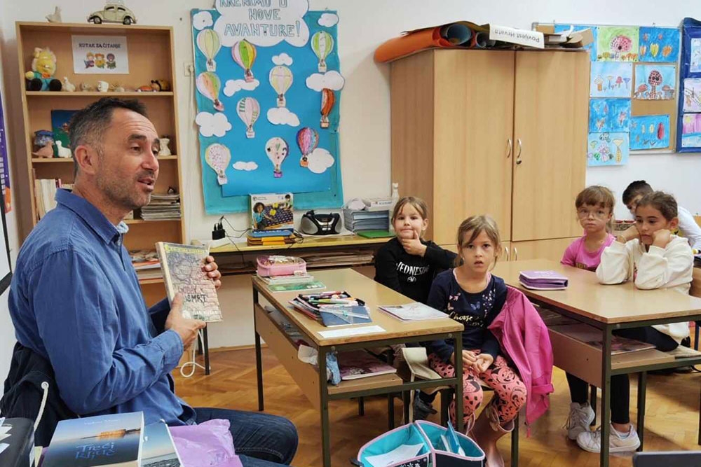 Povodom Mjeseca hrvatske knjige autor knjiga Tu sam! i Treći ključ posjetio područnu &scaron;kolu Postranje
