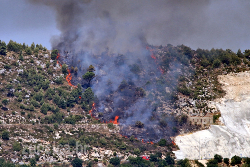 Požar kod G.P. Gornji Brgat iazvalo iskrenje koje je nastalo kidanjem metala brusilicom