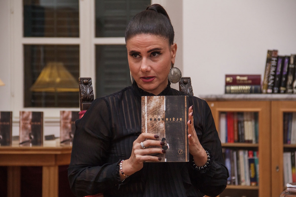 U okviru manifestacije Mjeseca hrvatske knjige Marijana Perinić predstavila novi roman „Raskrižje“