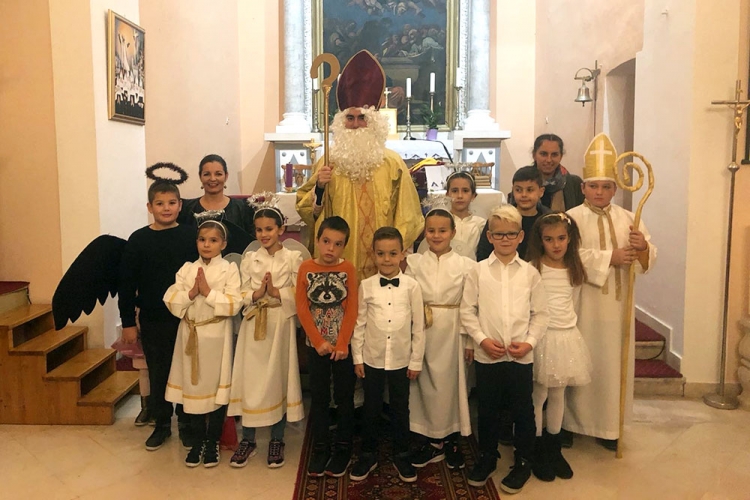 Sveti Nikola darovima obradovao djecu Župa Velike Gospe i Svete Ane (FOTOGALERIJA)
