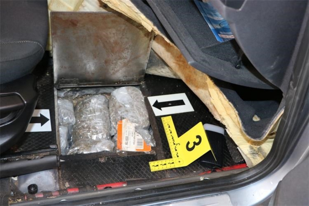 U vozilu srpskih tablica pri ulaznoj graničnoj kontroli na Karasovićima pronađena 73 paketa marihuane