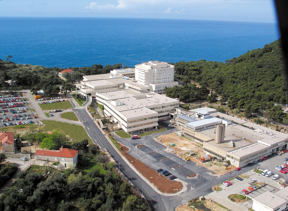 Zbog povećanog broja oboljelih od koronavirusa zabranjene posjete na četiri odjela dubrovačke bolnice