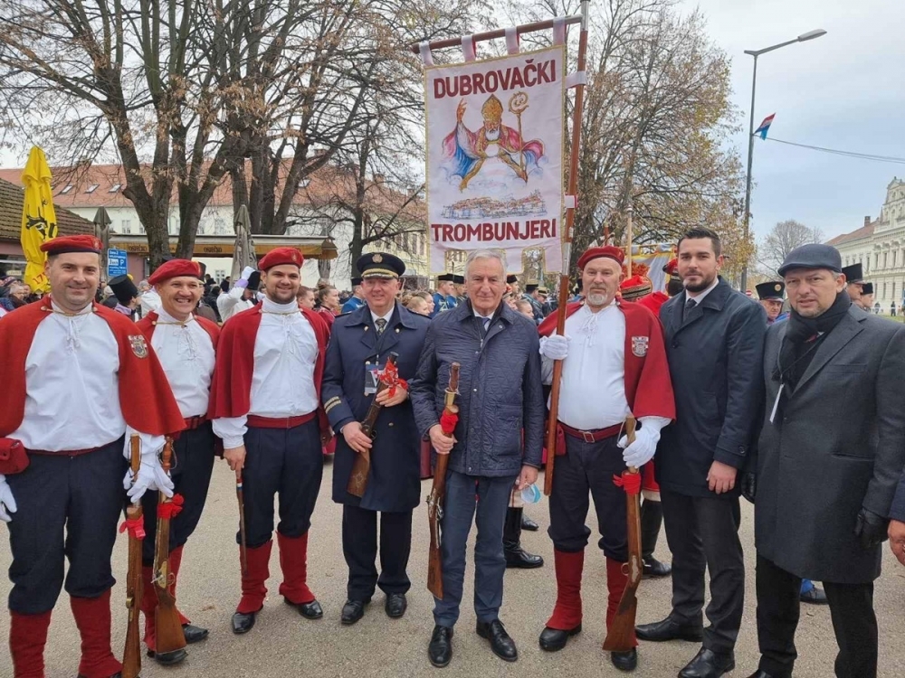 Župan Dobroslavić i zamjenik Cebalo sa suradnicima u Koloni sjećanja u Vukovaru