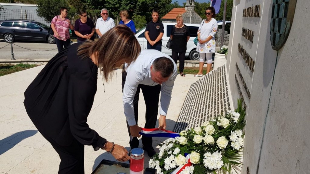 Na Osojniku odana počast poginulim braniteljima, predstavnici županije položili vijence i zapalili svijeće