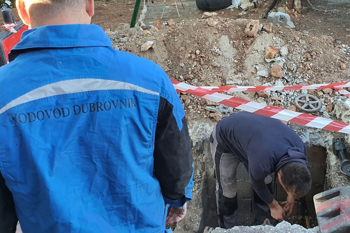 Zbog puknuća na vodoopskrbnoj mreži bez vode Grbavac, Martinovići, Mako&scaron;e, Buići, Petrača i zapadni dio Bra&scaron;ine