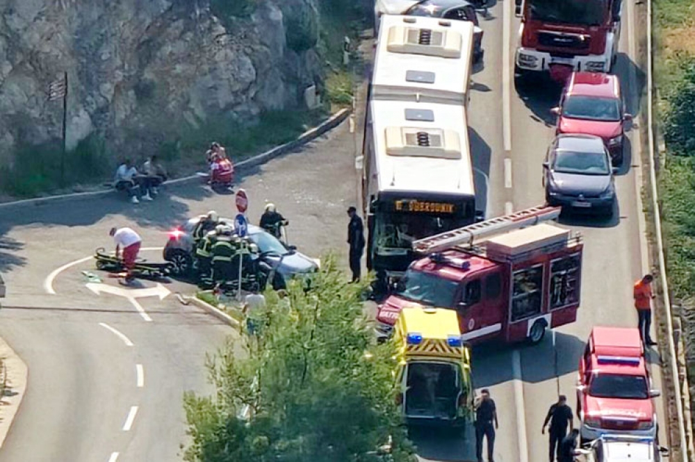 Sudar Libertasovog autobusa i automobila kod skretanja za Bosanku, intervencija vatrogasaca