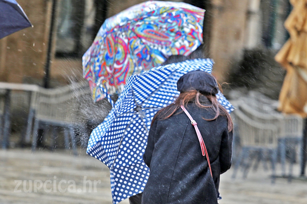 Za sutra objavljeno upozorenje na jako do olujno jugo i grmljavinsko nevrijeme praćeno obilnim pljuskovima