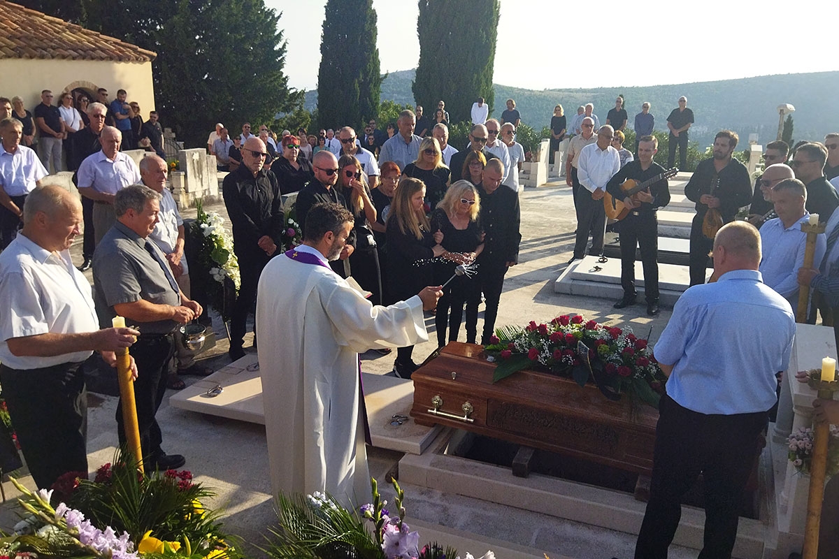 Posljednje zbogom velikom pjevaču; Na groblju Sv. Trojstva na Petrači pokopan Milo Hrnić