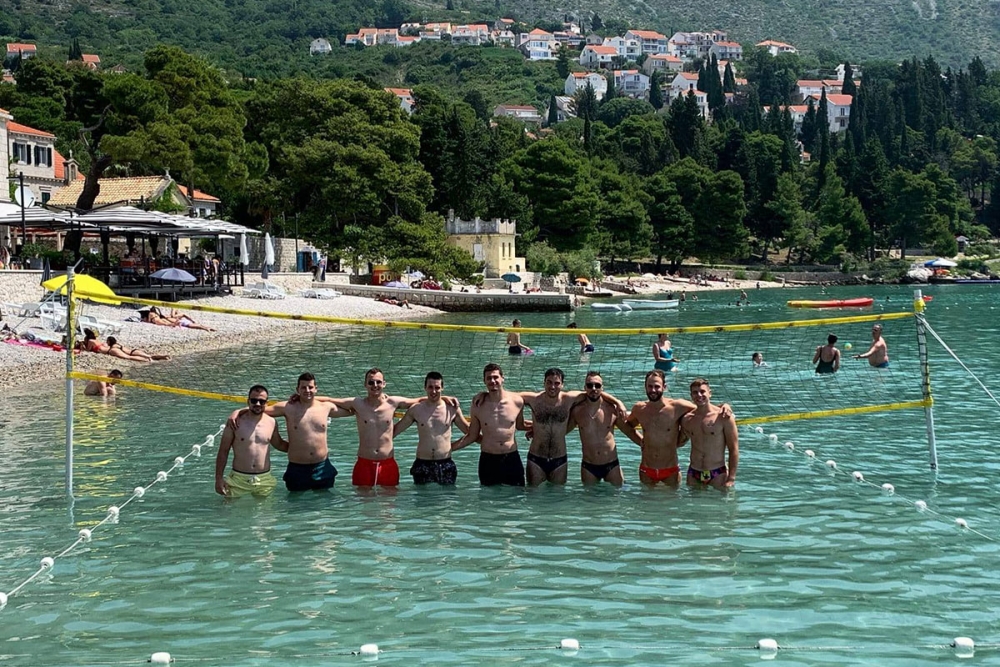 Na inicijativu udruge mladih Ponat na plaži u Srebrenom postavljen je teren za odbojku