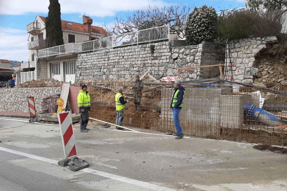 U tijeku zavr&scaron;ni radovi izgradnje desnog skretača sa državne ceste D8 prema ulici Bruna Bu&scaron;ića