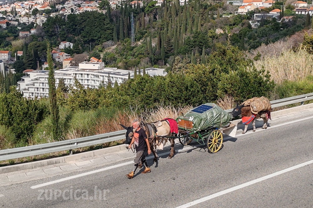 Na putu iz Marseillea do Indije: Francuz s magarcima pro&scaron;ao magistralom kroz Župu (FOTO)
