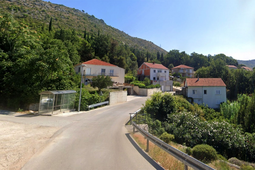 Zbog puknuća na vodoopskrbnoj mreži za sav promet zatvorena cesta kroz Grbavac