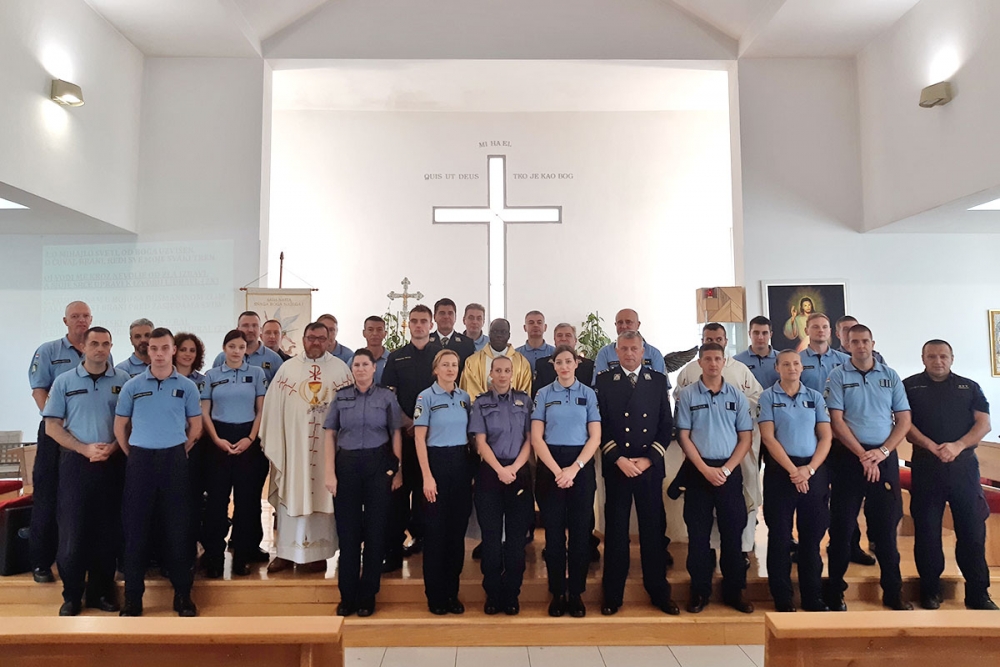 Djelatnici i policijski službenici Policijske uprave na misi u crkvi sv. Mihajla u Lapadu (FOTO)
