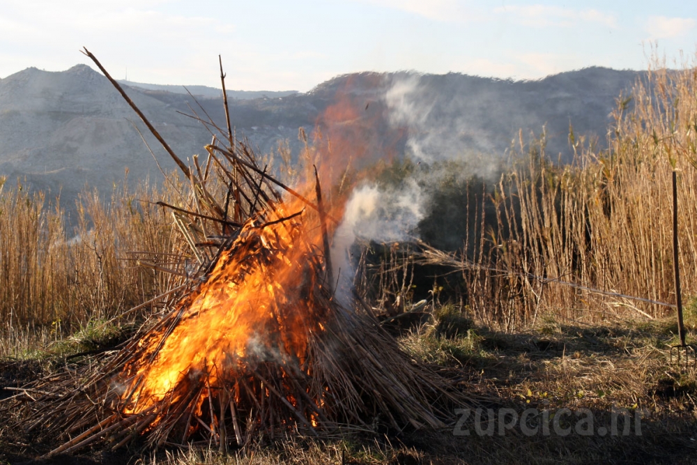 Od početka studenog dozvoljeno spaljivanje korova koje se obavezno mora prijaviti lokalnoj vatrogasnoj postrojbi