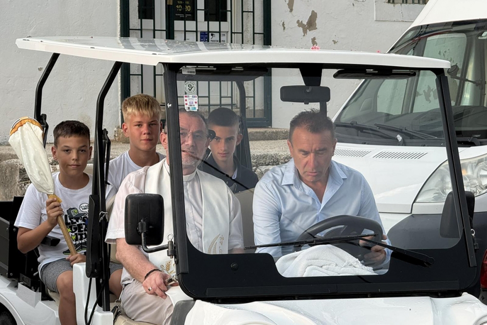 Tradicionalni blagoslov automobila, motora, skutera i romobila na Bravinjcu (FOTO)