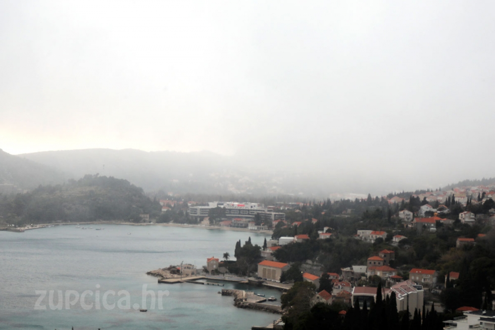 Prvi dani proljeća uz ugođaj zime; Snježne pahulje zabijelile nebo nad Župom (FOTO)