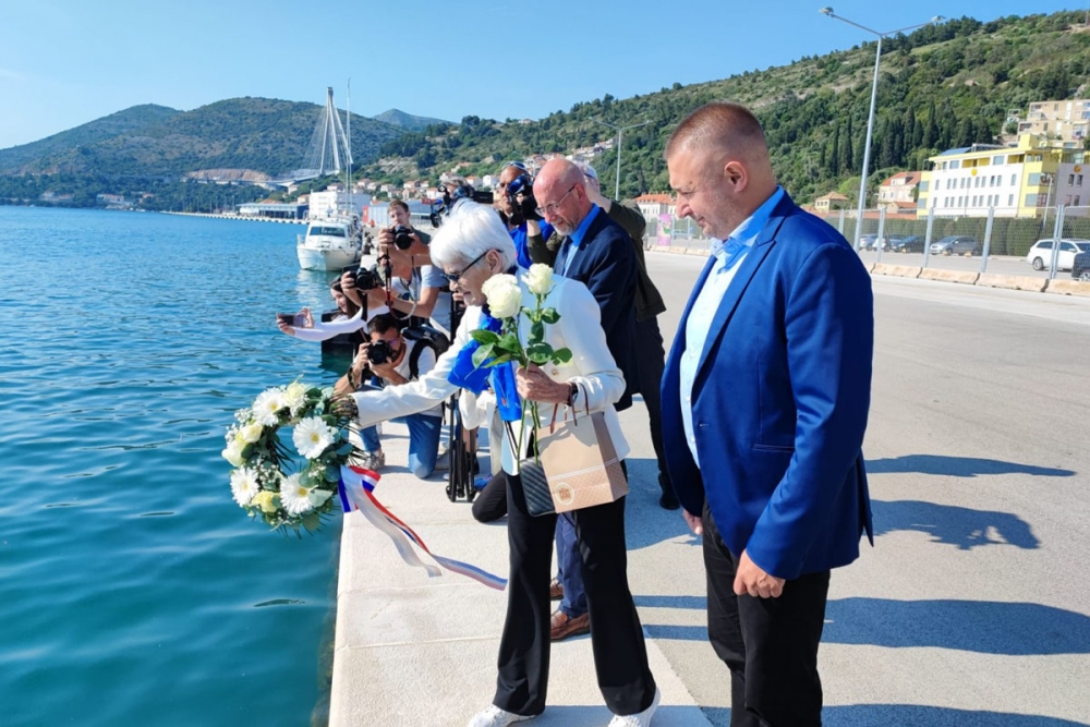U gru&scaron;koj luci položeni vijenci u znak sjećanja na stradale u potonuću broda &ldquo;Aurora&ldquo;