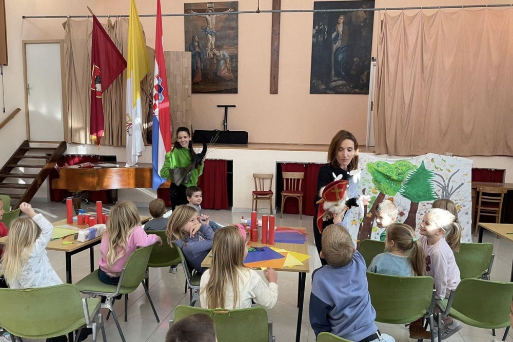 U župi sv. Marije Magdalene odgojiteljice u vjeri održale Adventsku radionicu za djecu (FOTO)