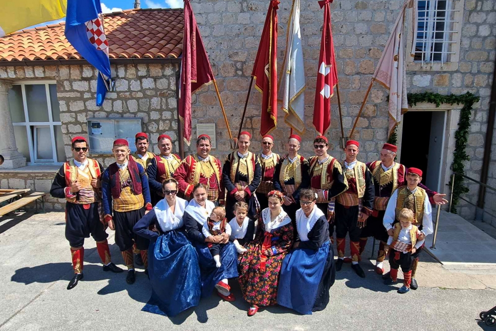 Korosante - Tijelovska procesija s Presvetim oltarskim sakramentom u Mandaljeni (FOTO / VIDEO)