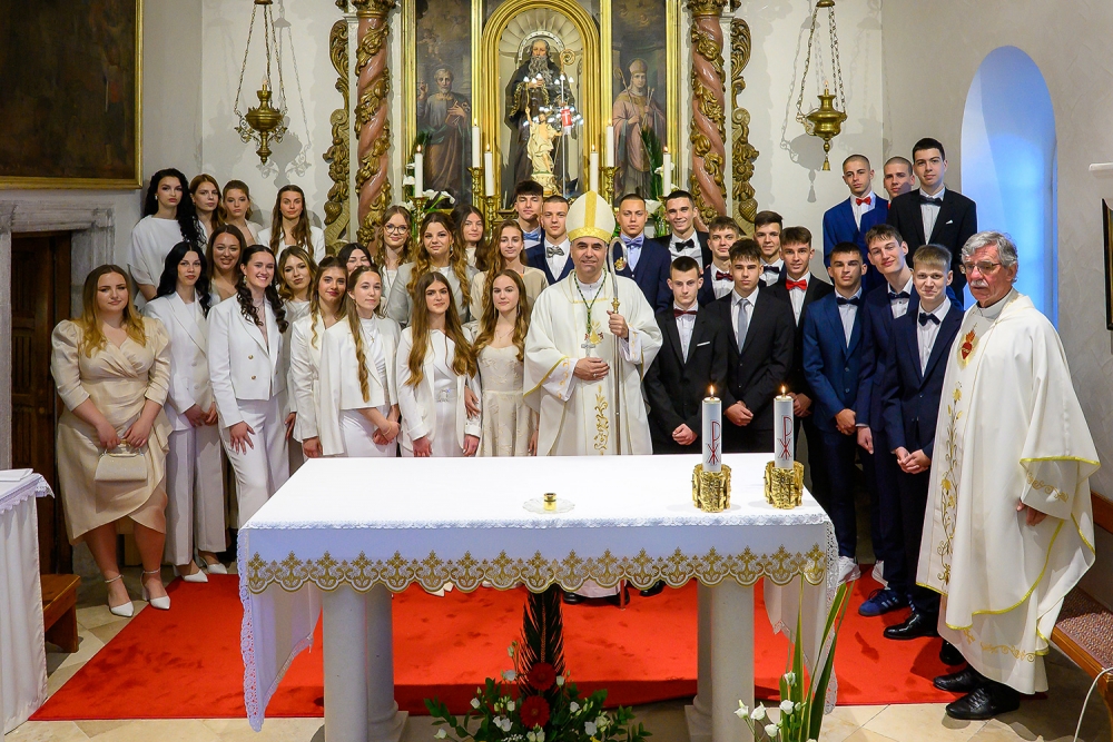 Biskup Glasnović na Nedjelju Božjeg milosrđa krizmao trideset i troje mladih Župe Sv. Ilara (FOTO)