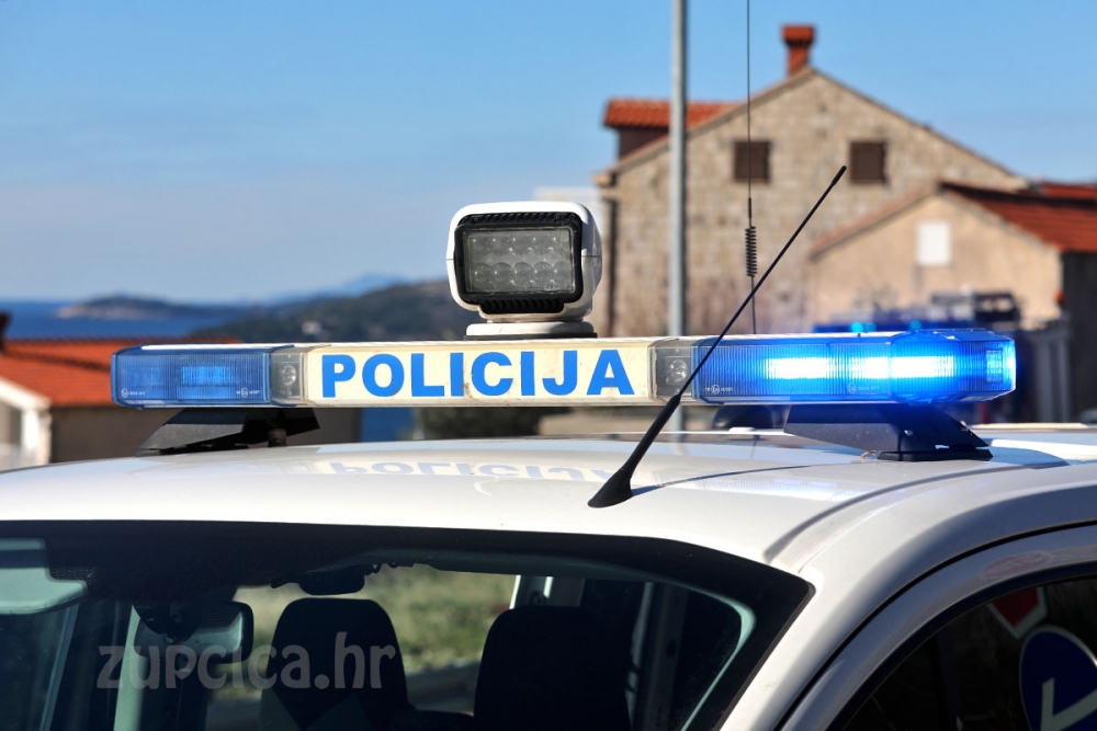 Vozeći bez vozačke dozvole izazvao prometnu nesreću u kojoj su nastradale tri osobe