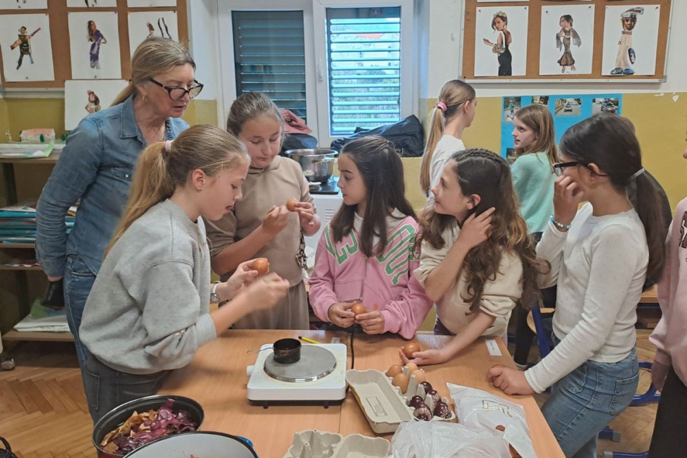 Projekt Nonići - None Ljube učila djecu kako napengati jaja; Ovo jaje mali dar, a veliki osjećaj! (FOTOGALERIJA)