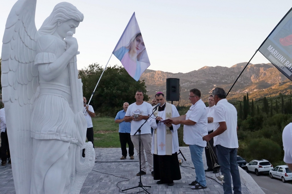 Povodom 1100. obljetnice Hrvatskoga Kraljevstva; Biskup blagoslovio kip sv. Mihaela arkanđela u Pločicama